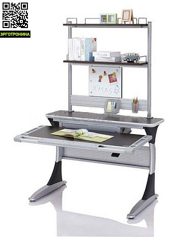 Стеллаж BOOKSHELF Comf-Pro Стеллаж BOOKSHELF Comf-ProПодставки для книг и наполнение парт<br>На металлический каркас установлены две горизонтальные книжные полки, изготовленные из ламинированной плиты. На каждой полке имеются хромированные ограждения, препятствующие сваливанию книжек или других предметов. В нижней части стеллажа размещен белый магнитный экран-слайдер, установленный на направляющие, благодаря которым может передвигаться по всей длине стола. Для мелких канцелярских принадлежностей предусмотрено два пластиковых контейнера, которые также легко перемещаются по направляющим.<br>