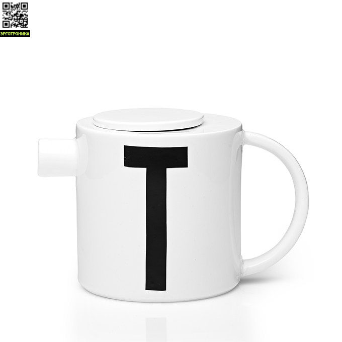 Заварочный чайник с буквой Т Design Lettres & Arne Jacobsen Заварочный чайник с буквой Т Design Lettres & Arne JacobsenКухонная эргономика<br>Основная часть коллекции датского бренда Design Letters сформирована из продукции с типографикой, разработанной в 1937 году выдающимся дизайнером Арне Якобсеном. Этот шрифт был создан специально для ратуши в городе Орхус, Дания. Сейчас, более 75 лет спустя, этот модернистский шрифт смотрится очень актуально. Именно поэтому дизайнеры Design Letters используют его на своих предметах.<br>Заварочный чайник выполнен из белоснежного костяного фарфора. На одну из сторон нанесена буква Т – первая буква в слове tea (ч<br>