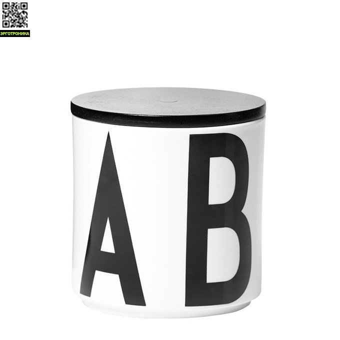Банка для хранения с крышкой Design Letters Банка для хранения с крышкой Design LettersКухонная эргономика<br>Основная часть коллекции датского бренда Design Letters сформирована из продукции с типографикой, разработанной в 1937 году выдающимся дизайнером Арне Якобсеном. Этот шрифт был создан специально для ратуши в городе Орхус, Дания. Сейчас, более 75 лет спустя, этот модернистский шрифт смотрится очень актуально. Именно поэтому дизайнеры Design Letters используют его на своих предметах.<br>Фарфоровая банка с изображением первых букв алфавита от A до E подойдет для хранения круп, сахара, кофе, печенья. Деревянная к<br>