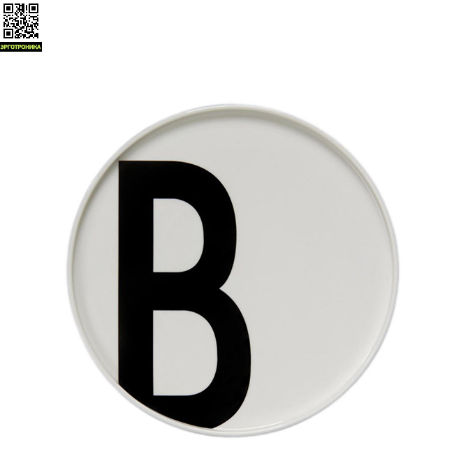 Тарелка с буквой В Design Letters Тарелка с буквой В Design LettersКухонная эргономика<br>Основная часть коллекции датского бренда Design Letters сформирована из продукции с типографикой, разработанной в 1937 году выдающимся дизайнером Арне Якобсеном. Этот шрифт был создан специально для ратуши в городе Орхус, Дания. Сейчас, более 75 лет спустя, этот модернистский шрифт смотрится очень актуально. Именно поэтому дизайнеры Design Letters используют его на своих предметах.<br>Тарелки выполнены из белоснежного костяного фарфора. Тарелка такого диаметра – 20 см – подойдет для подачи горячих блюд или се<br>