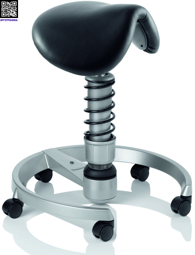 Swopper Saddle Swopper SaddleСтулья-седла<br>SWOPPER SADDLE - инновационное офисное кресло, созданное эргономистами для поддержки двигательной активности при выполнении сидячей работы. Имеет специально сконструированное сиденье в форме седла для верховой езды. Предназначено для людей любого телоложения весом 60-120 кг. Может использоваться в обоих положениях стола sit-stand. Дополнительно: обивка из натуральной кожи (черного цвета), ролики, цвет основания - титан. Предусмотрены также версии для людей весом 40-80 кг и 90-140 кг.<br>